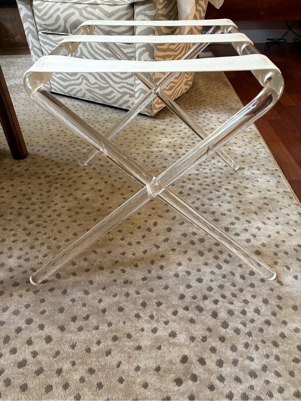 Lucite/Acrylic MCM luggage stand foldable - Picture 3 of 6